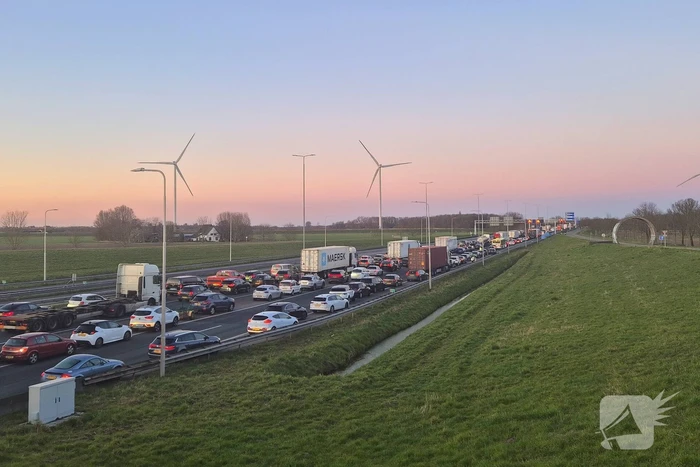 Brandende auto's in tunnel zorgen voor flinke file