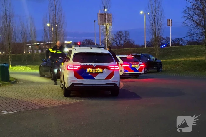 Politie doorzoekt voertuigen op carpoolplaats