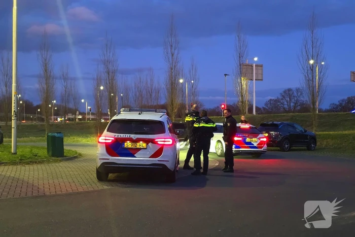 Politie doorzoekt voertuigen op carpoolplaats