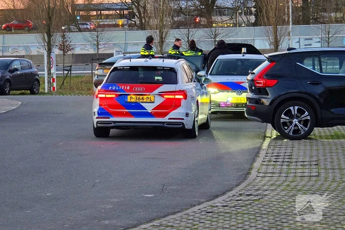 Politie doorzoekt voertuigen op carpoolplaats
