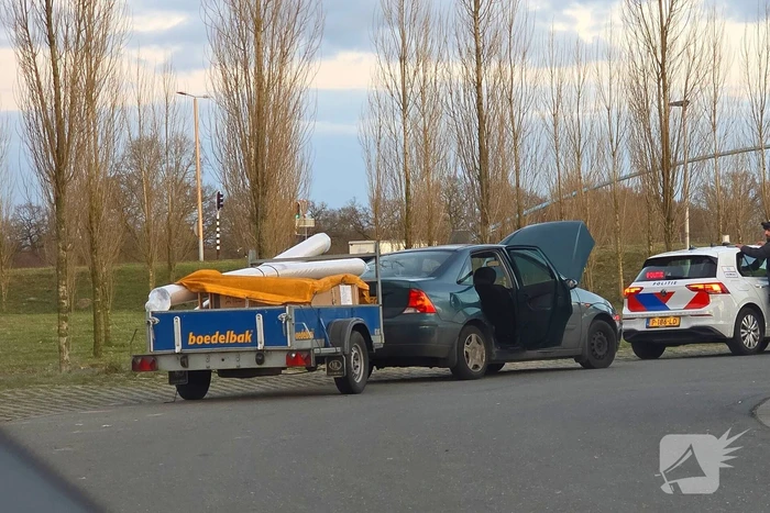 Politie doorzoekt voertuigen op carpoolplaats