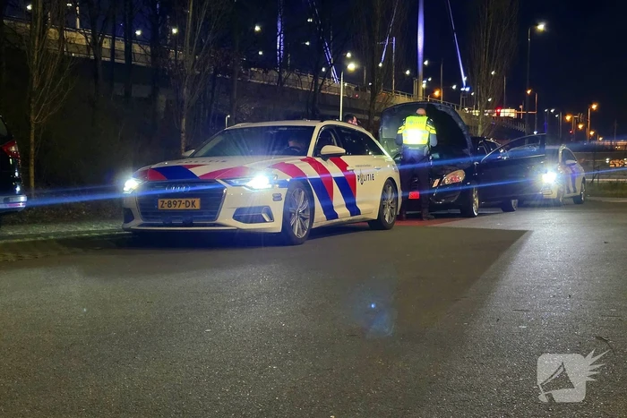 Politie doorzoekt voertuigen op carpoolplaats