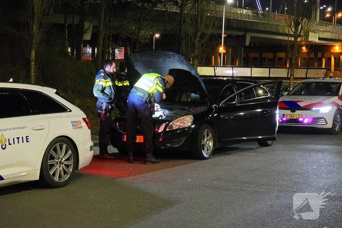 Politie doorzoekt voertuigen op carpoolplaats