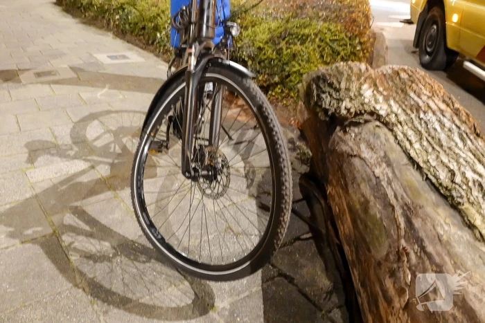 Fiets beschadigd bij aanrijding op rotonde