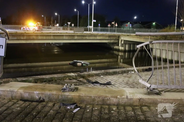 Auto rijdt rechtdoor op rotonde en belandt in water