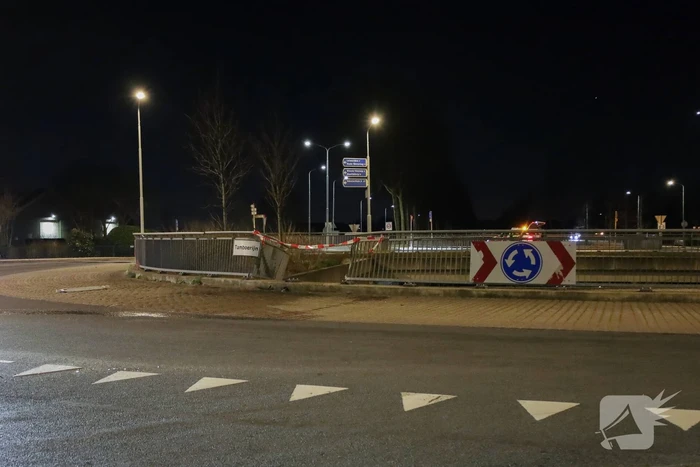 Auto rijdt rechtdoor op rotonde en belandt in water