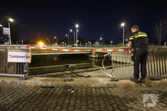 Auto rijdt rechtdoor op rotonde en belandt in water