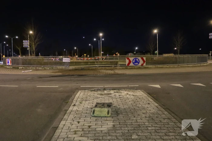 Auto rijdt rechtdoor op rotonde en belandt in water