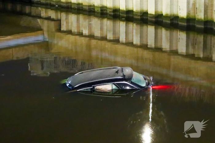 Auto rijdt rechtdoor op rotonde en belandt in water