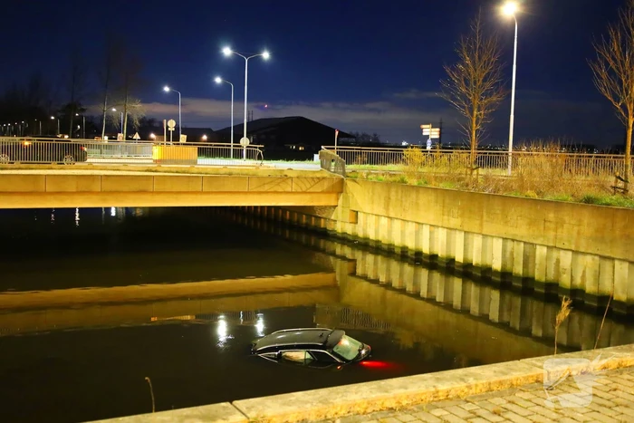 Auto rijdt rechtdoor op rotonde en belandt in water