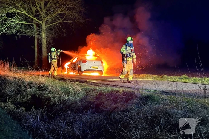 Voertuigbrand moeilijk te bestrijden