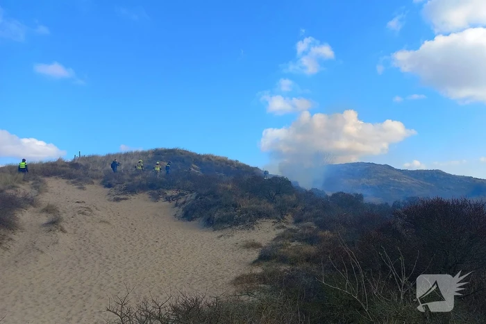 Flink stuk duin in brand, brandweer schaalt op