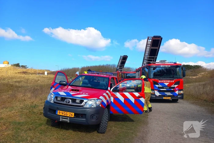 Flink stuk duin in brand, brandweer schaalt op