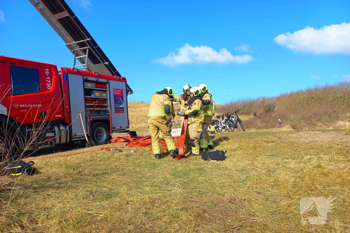 Flink stuk duin in brand, brandweer schaalt op