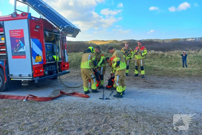 Flink stuk duin in brand, brandweer schaalt op