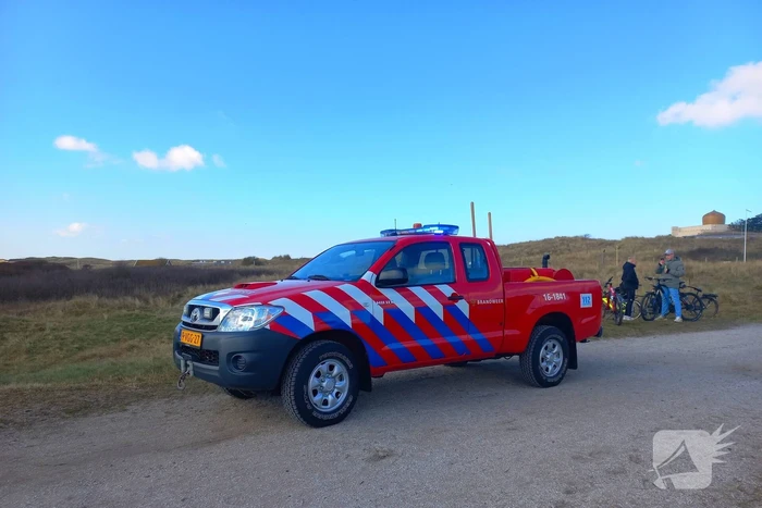 Flink stuk duin in brand, brandweer schaalt op