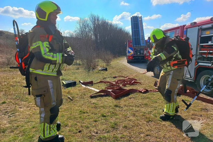 Flink stuk duin in brand, brandweer schaalt op