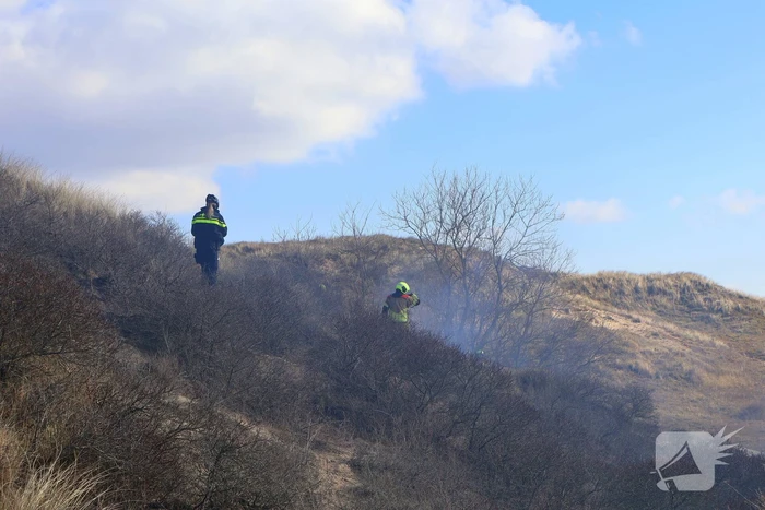 Flink stuk duin in brand, brandweer schaalt op