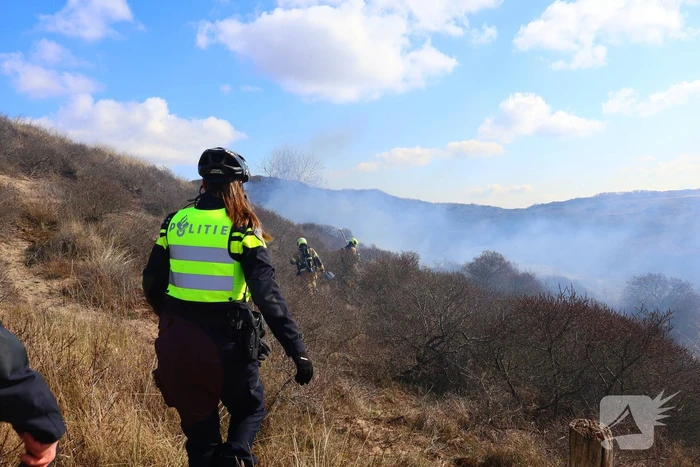 Flink stuk duin in brand, brandweer schaalt op