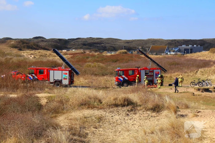 Flink stuk duin in brand, brandweer schaalt op
