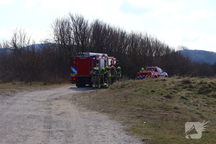 Flink stuk duin in brand, brandweer schaalt op