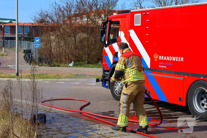 Flink stuk duin in brand, brandweer schaalt op