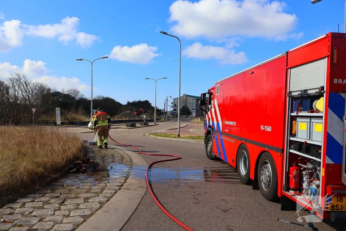 Flink stuk duin in brand, brandweer schaalt op