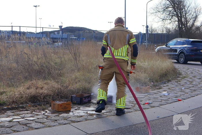 Flink stuk duin in brand, brandweer schaalt op