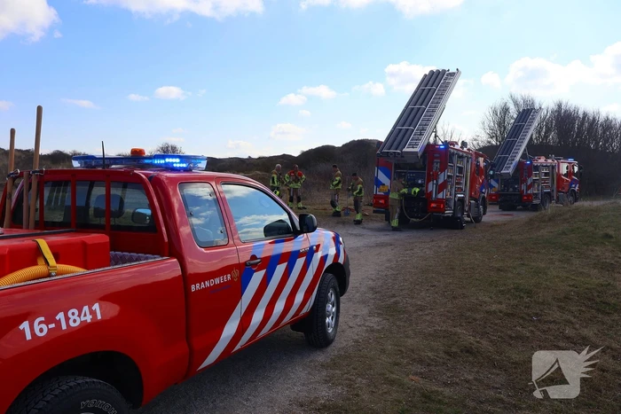 Flink stuk duin in brand, brandweer schaalt op