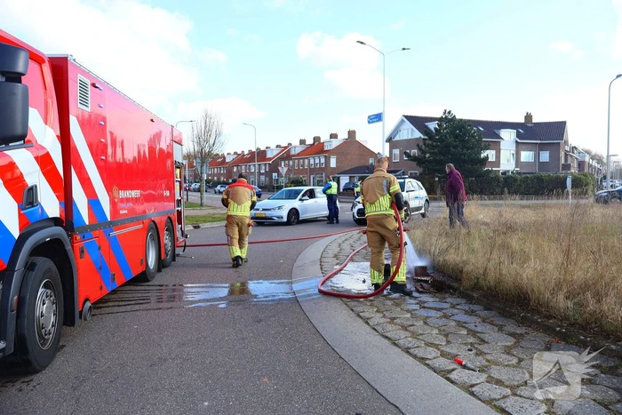 Flink stuk duin in brand, brandweer schaalt op