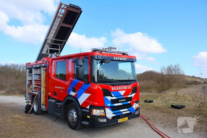 Flink stuk duin in brand, brandweer schaalt op