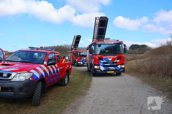 Flink stuk duin in brand, brandweer schaalt op