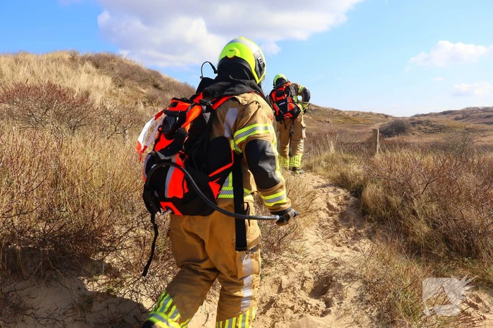 Flink stuk duin in brand, brandweer schaalt op