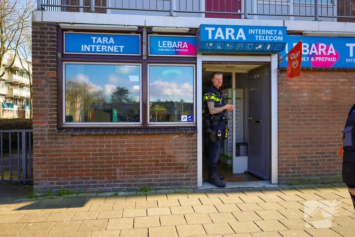 Vuurwapen getoond tijdens overval op telefoonzaak