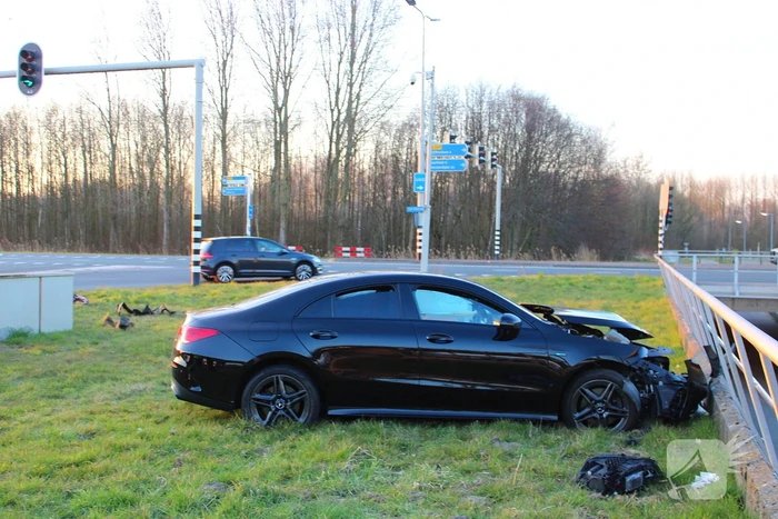 Bestuurder ernstig gewond na crash tegen viaduct