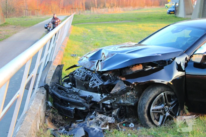 Bestuurder ernstig gewond na crash tegen viaduct