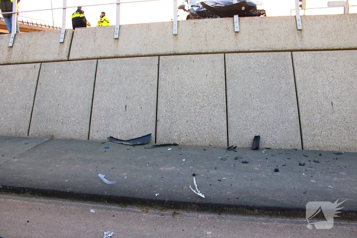 Bestuurder ernstig gewond na crash tegen viaduct