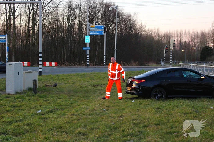 Bestuurder ernstig gewond na crash tegen viaduct
