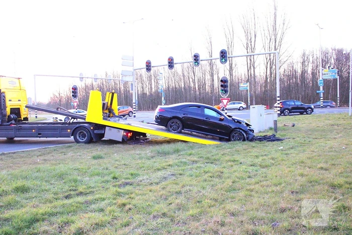 Bestuurder ernstig gewond na crash tegen viaduct