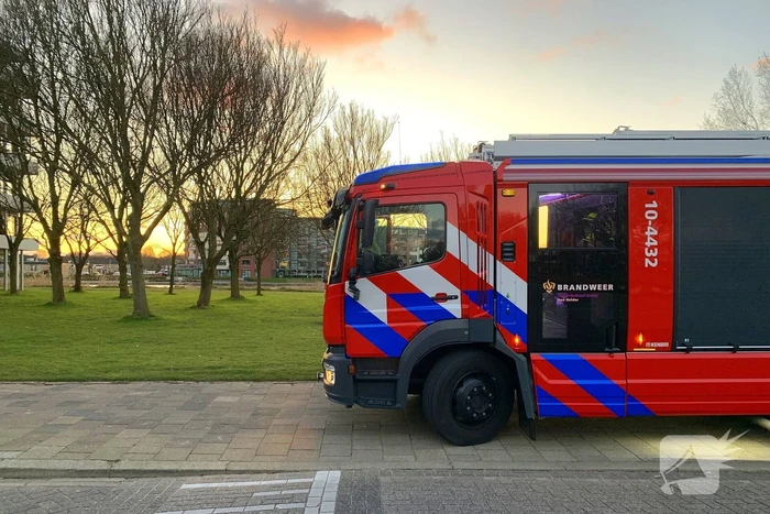 Winkelmedewerkers doen bluspoging bij rietbrand