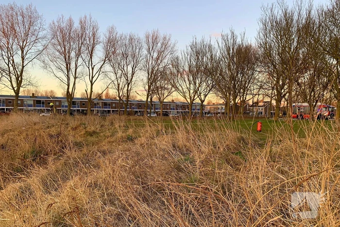 Winkelmedewerkers doen bluspoging bij rietbrand
