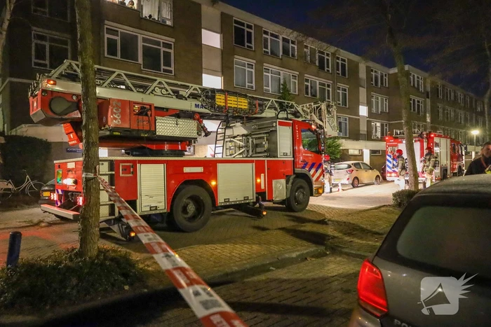 Explosie bij portiek van flatgebouw, brandweer blust vuurhaard