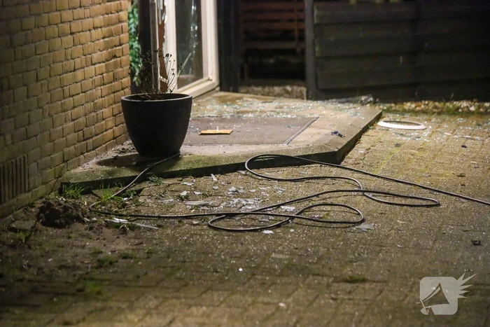 Explosie bij portiek van flatgebouw, brandweer blust vuurhaard