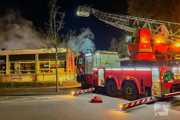 Explosie en grote brand in buurthuis, eerder doelwit geweest van explosie