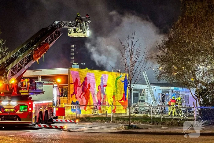 Explosie en grote brand in buurthuis, eerder doelwit geweest van explosie