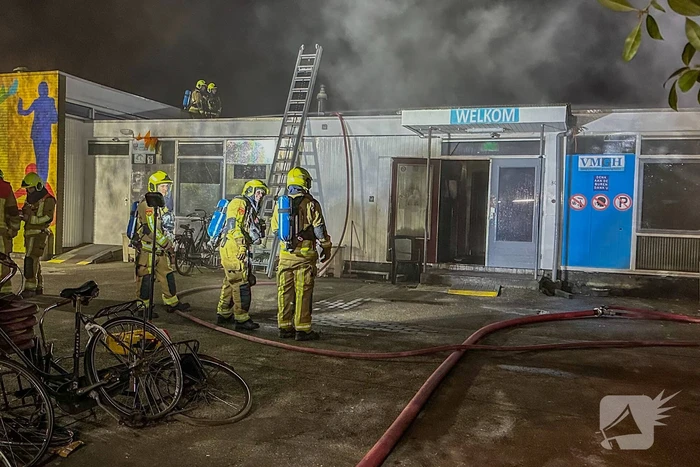 Explosie en grote brand in buurthuis, eerder doelwit geweest van explosie