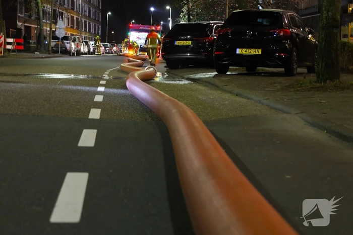 Explosie en grote brand in buurthuis, eerder doelwit geweest van explosie