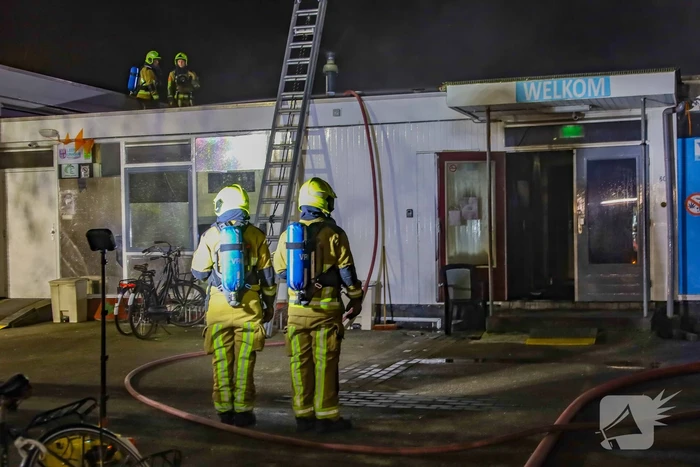 Explosie en grote brand in buurthuis, eerder doelwit geweest van explosie