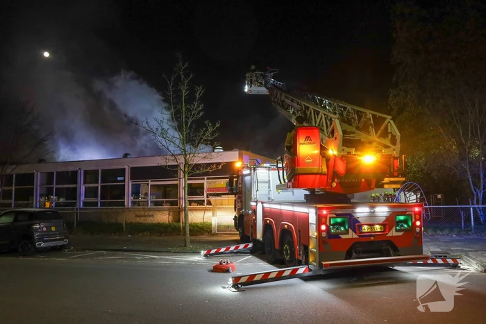 Explosie en grote brand in buurthuis, eerder doelwit geweest van explosie