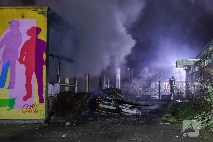 Explosie en grote brand in buurthuis, eerder doelwit geweest van explosie